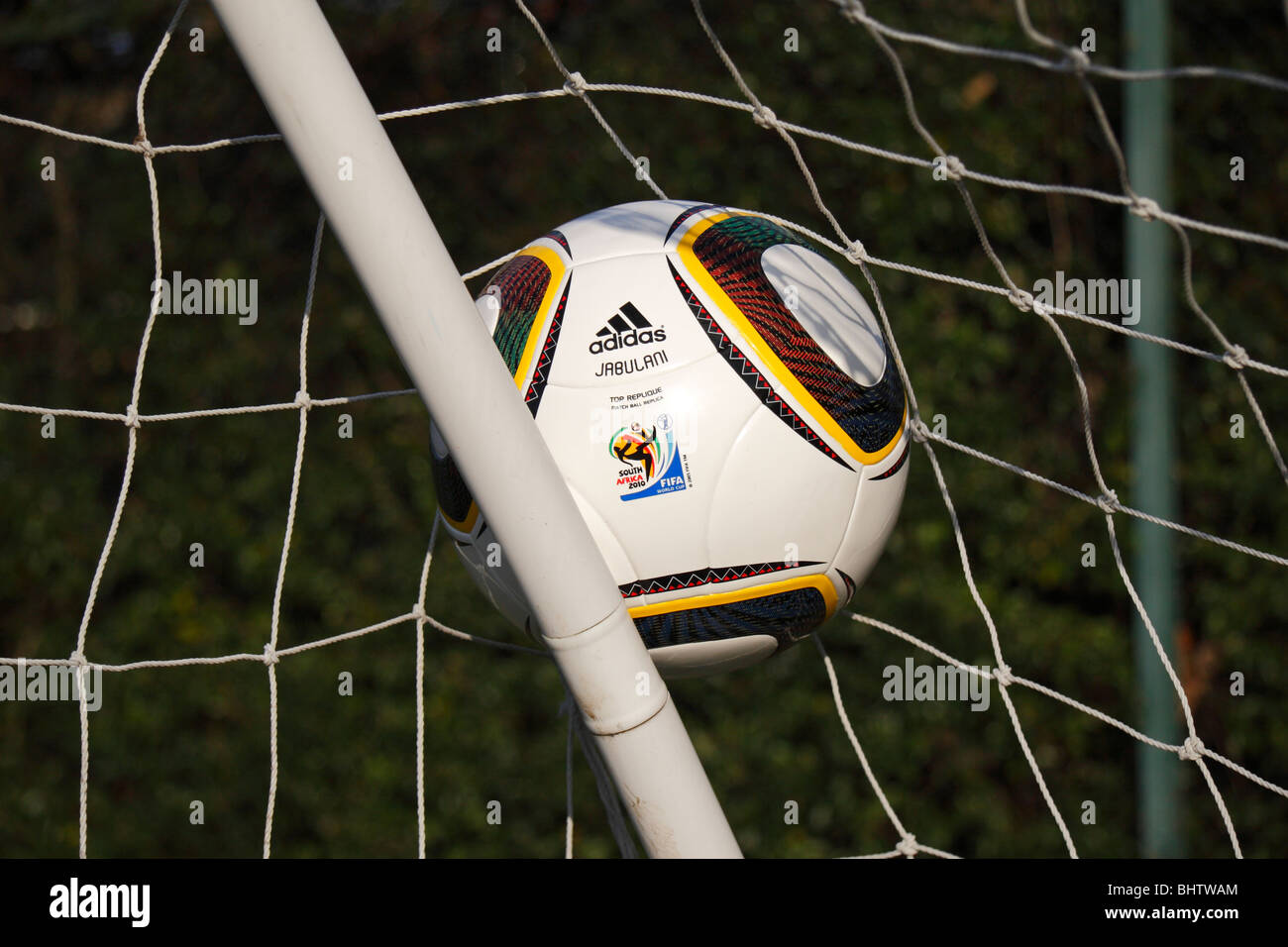 Die FIFA WM 2010 Replica Spielball von Adidas Jabulani, in der Ecke eines Fußballs net. Stockfoto