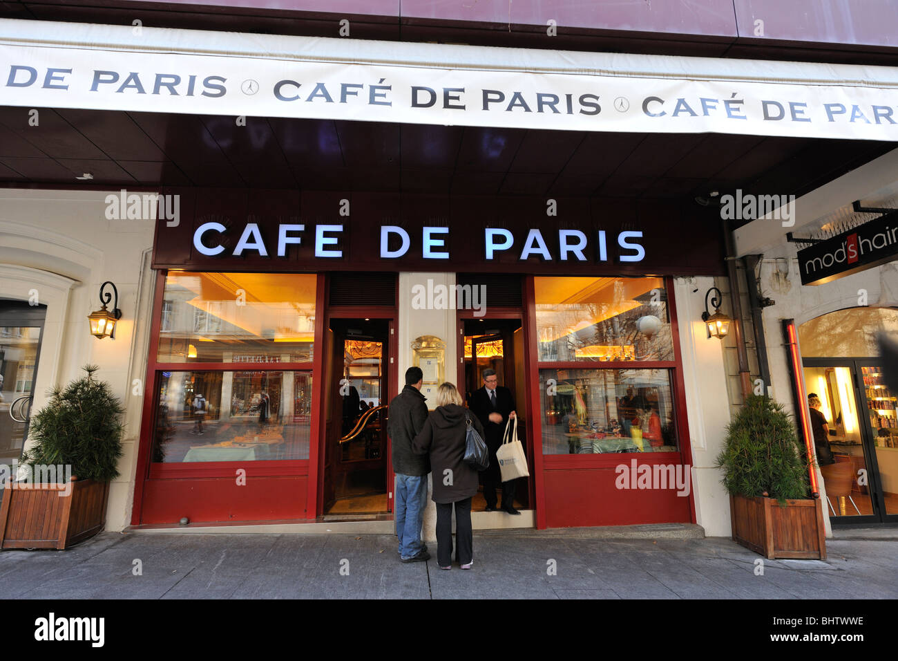 Café de Paris in Genf, Schweiz. Ein typisches Bistro Cafe mit einem Punkt  auf der Karte Stockfotografie - Alamy