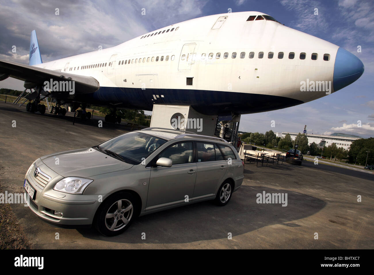 Toyota Avensis Estate & Jumbo Hostel, Flughafen Arlanda, Stockholm, Schweden Stockfoto