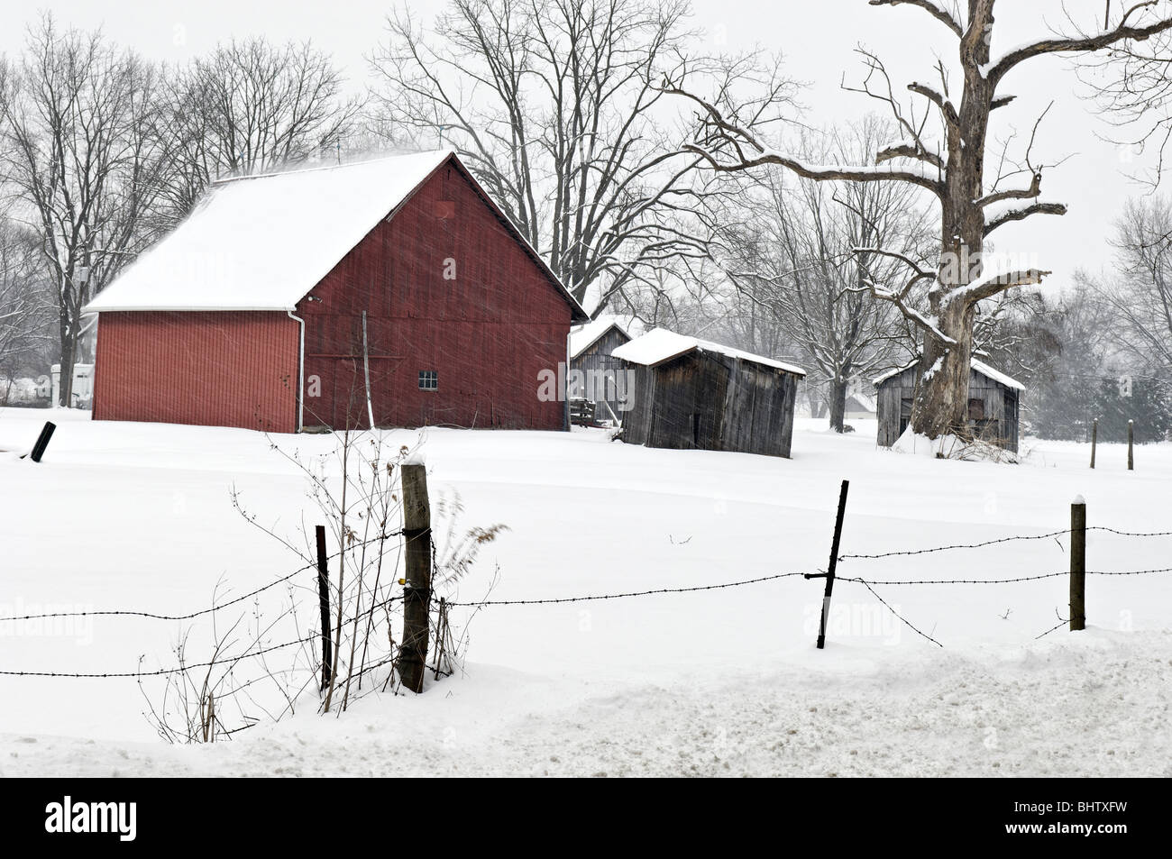 Rote Scheune und Zaun in den Schnee in Floyd County, Indiana Stockfoto