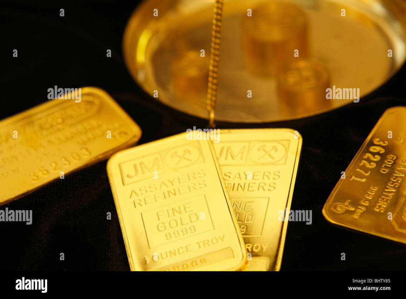 Eine Unze gold Bars im Fach der Waage Waage Stockfoto