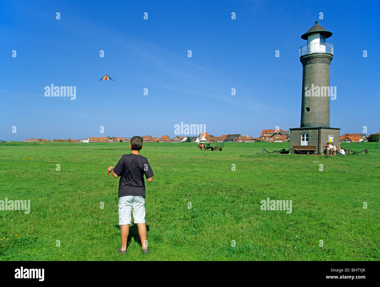 junge Drachen vor dem Leuchtturm auf der Insel Juist, Ostfriesland, Niedersachsen, Deutschland Stockfoto