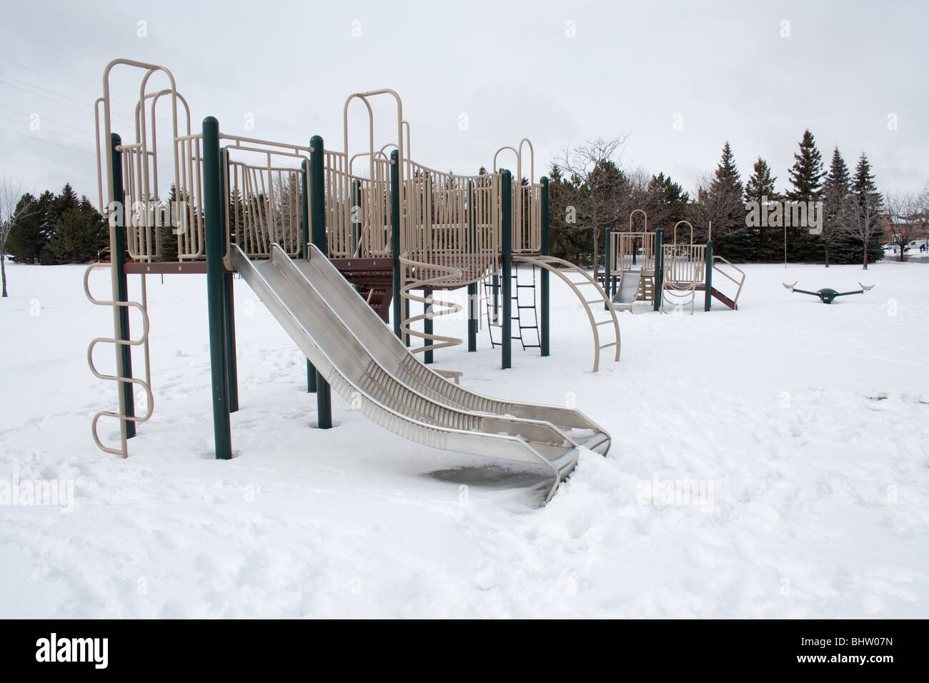 leere Kinderspielplatz Winter Schnee kalt Kinder Stockfoto