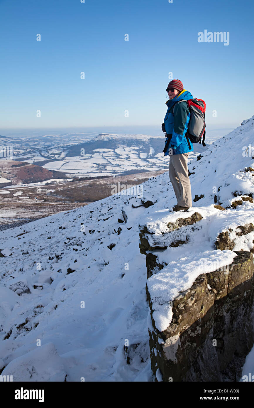 Weibliche Wanderer auf den Zuckerhut im Winter Wales UK Stockfoto