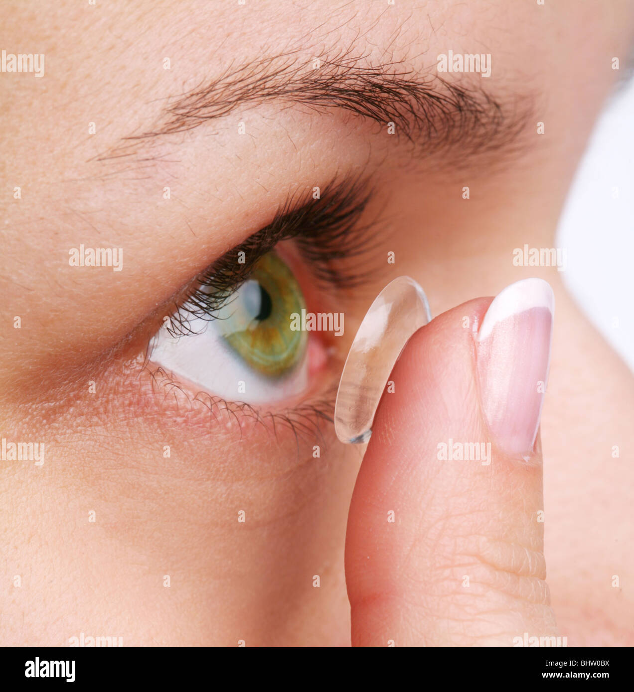 menschliche Auge mit Korrekturlinse auf weißem Stockfoto