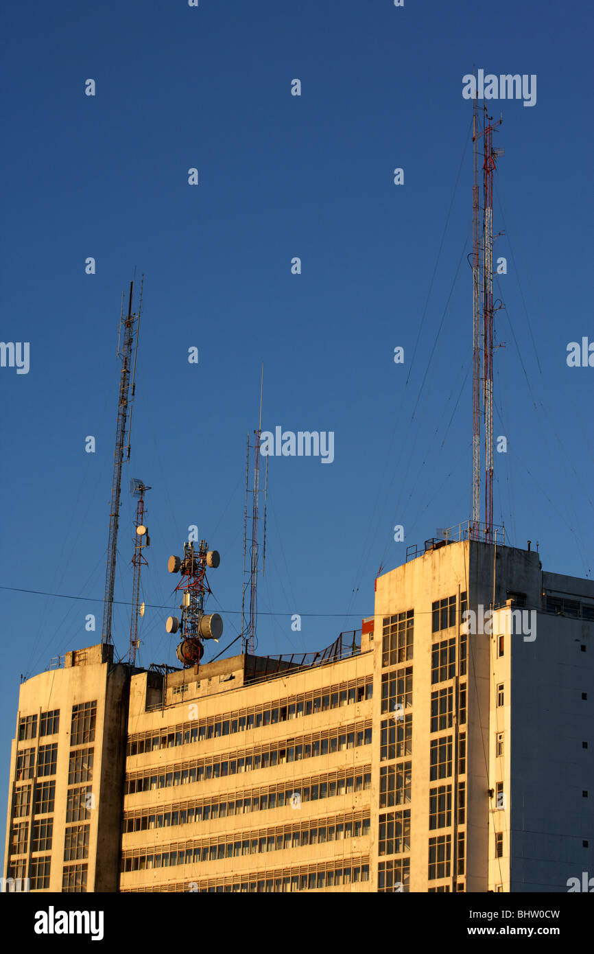 Getriebe-Antennen und Mikrowellen-Antennen auf dem Dach eines Mehrfamilienhauses in der Abend Buenos Aires Argentinien Stockfoto