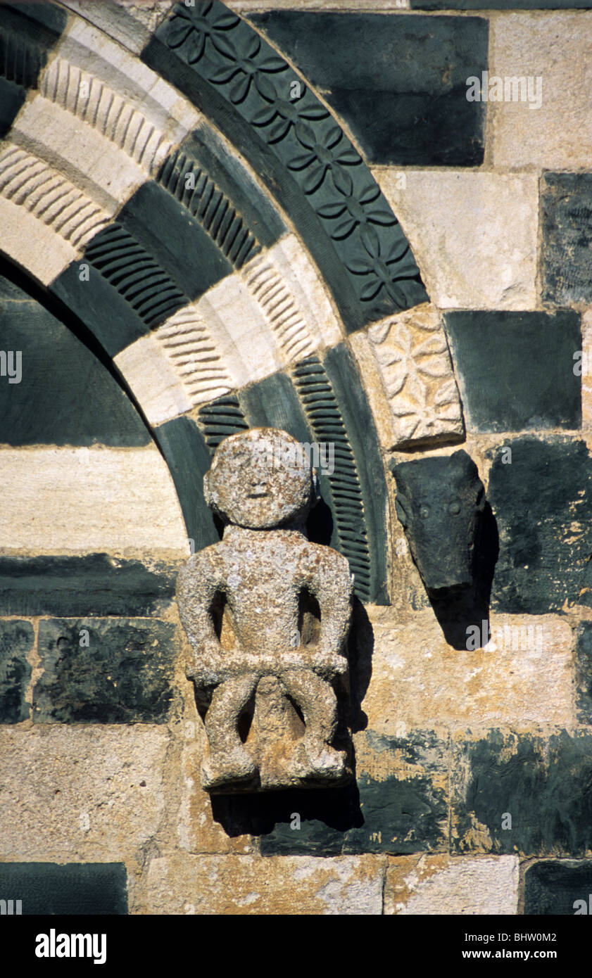 Geschnitzte Figur mit Schriftrolle, Kirche von San Michele de Murato (1280), Pisaner Romanik Skulptur oder Carving, Corsica, Franken Stockfoto