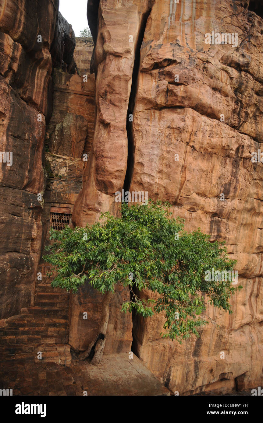 Temple cut into sandstone cliff badami Stockfoto