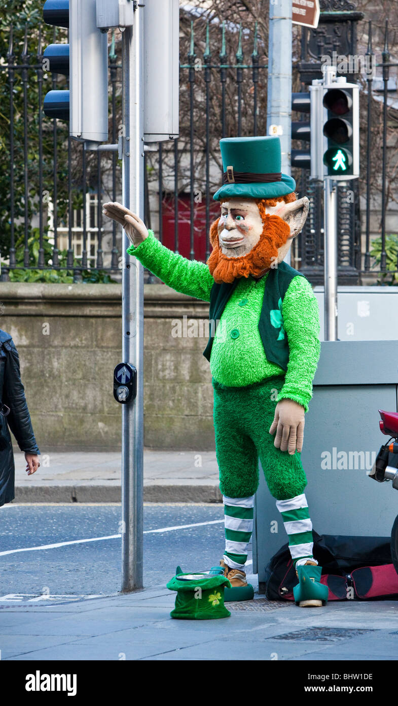 Mann in Kobold Kostüm. Dublin, Irland Stockfotografie - Alamy