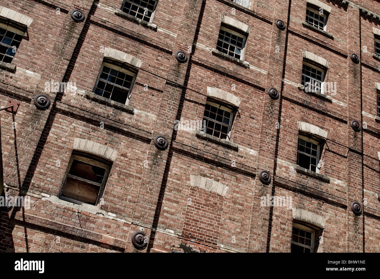 Ruinen von eine große industrielle Backsteingebäude mit zerbrochenen Fenstern etc.. Toller Hintergrund / Textur Stockfoto