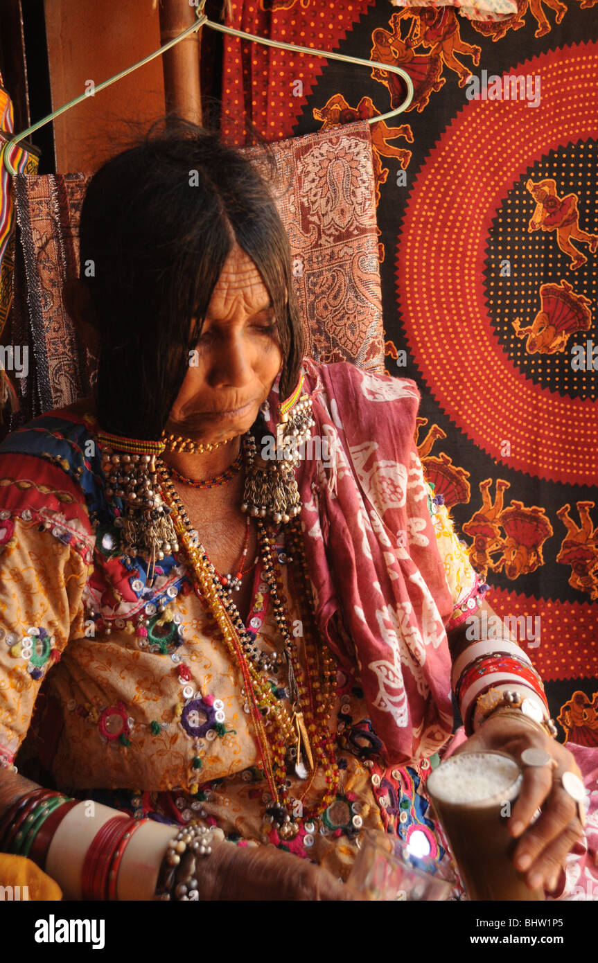 traditionellen Rajasthan Dame strömenden chai Stockfoto