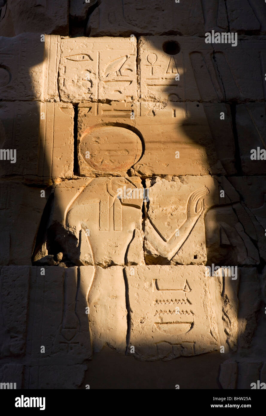 Geschnitzten Hieroglyphen an der Wand in die Tempel von Karnak, Luxor, Ägypten. Stockfoto