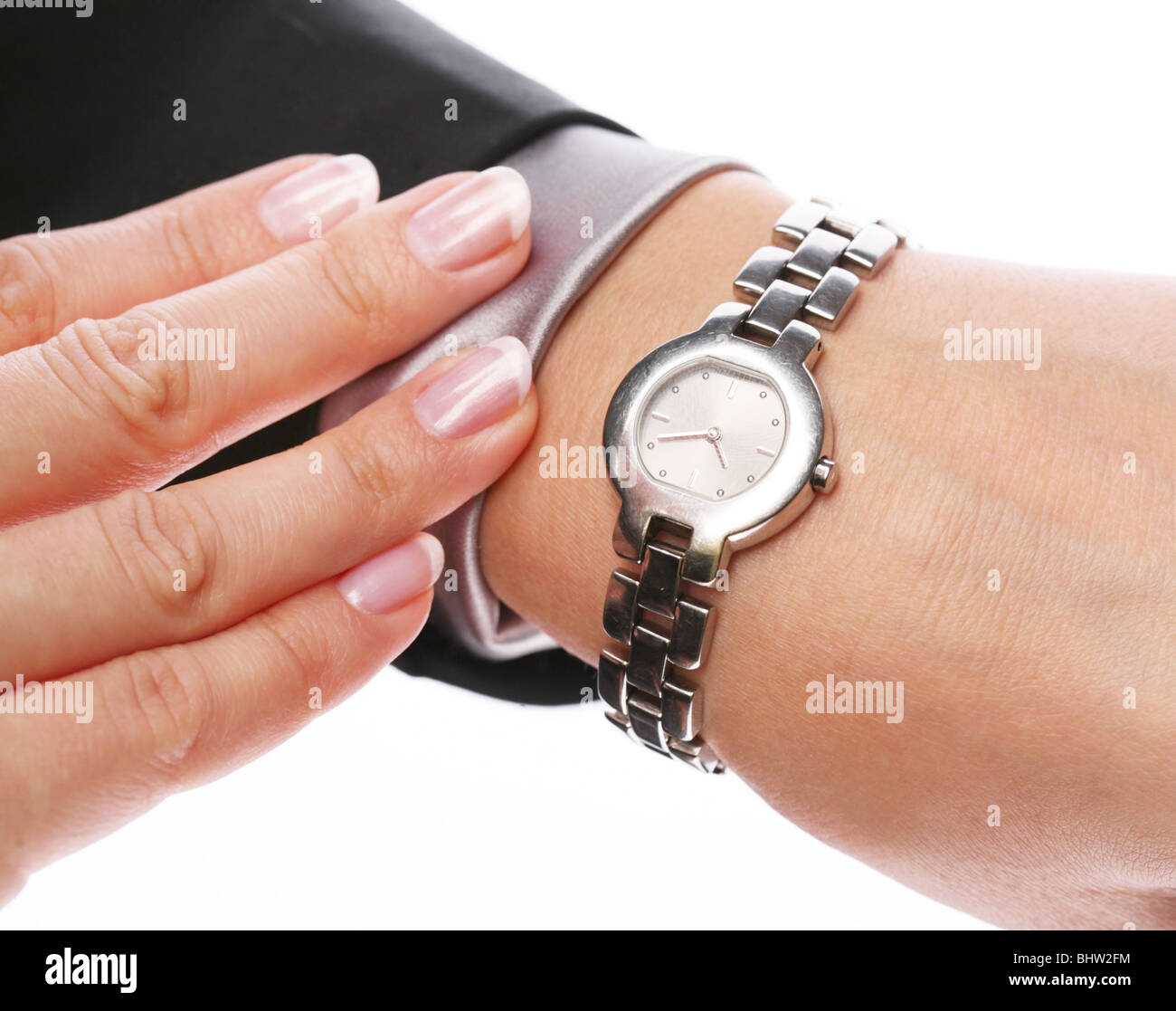 Geschäftsfrau schaut auf ihre Uhr Stockfoto