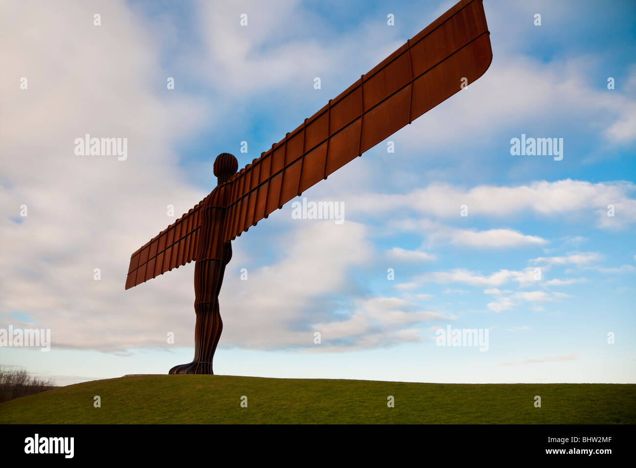 Skulptur auf dem Rasen mit Himmel "Angel of the North" Newcastle Northumberland England UK Stockfoto