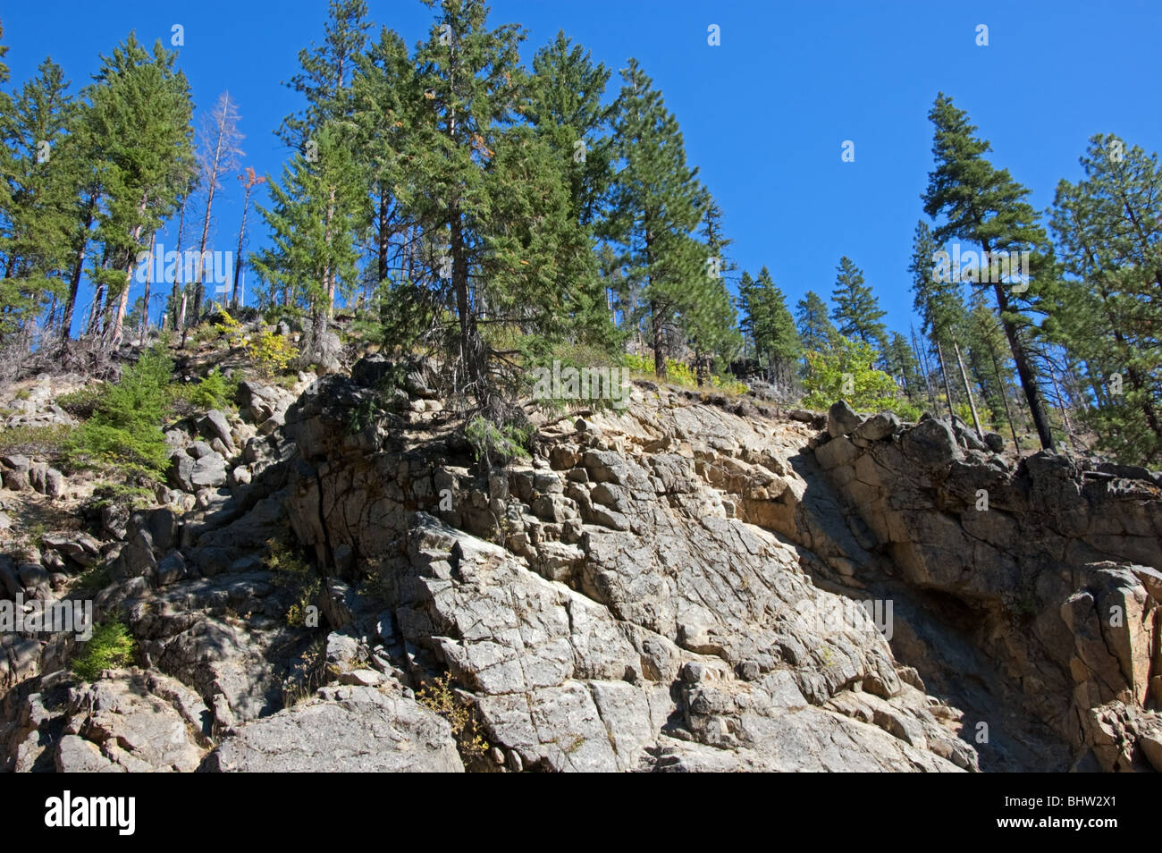 Dieses Foto ist ein Uphilll Naturlandschaft Blick auf Felsen, Felsen und Wald gegen ein strahlend blauer klarer Himmel. Stockfoto