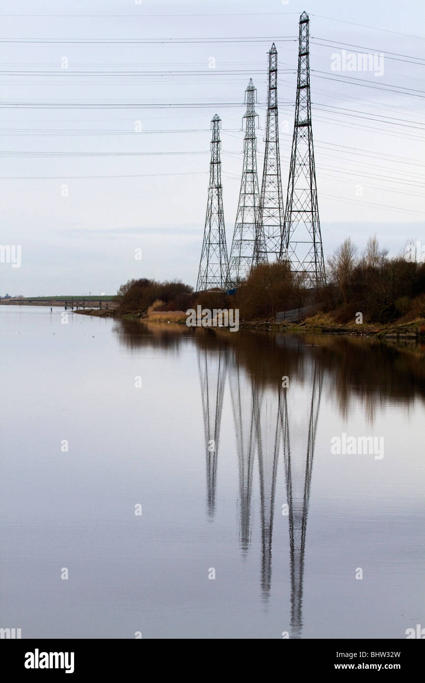 Elektrische Masten spiegelt sich in den Fluss Ribble; Preston; Lancashire Stockfoto