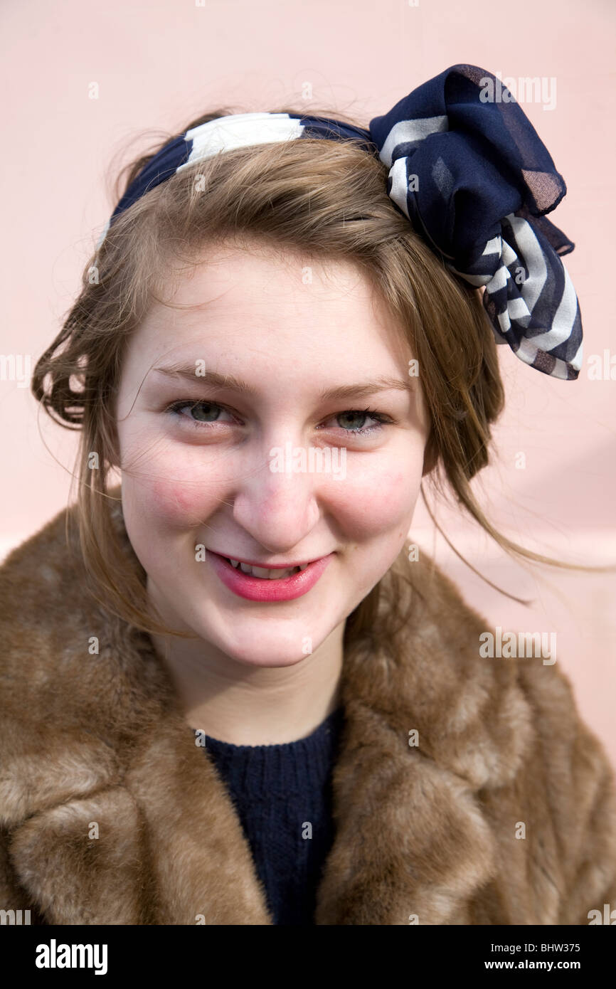 1940er Jahre Junge Frau Teen Girl Holding Gerahmte Foto Des Mannes In Militaruniform Stockfotografie Alamy