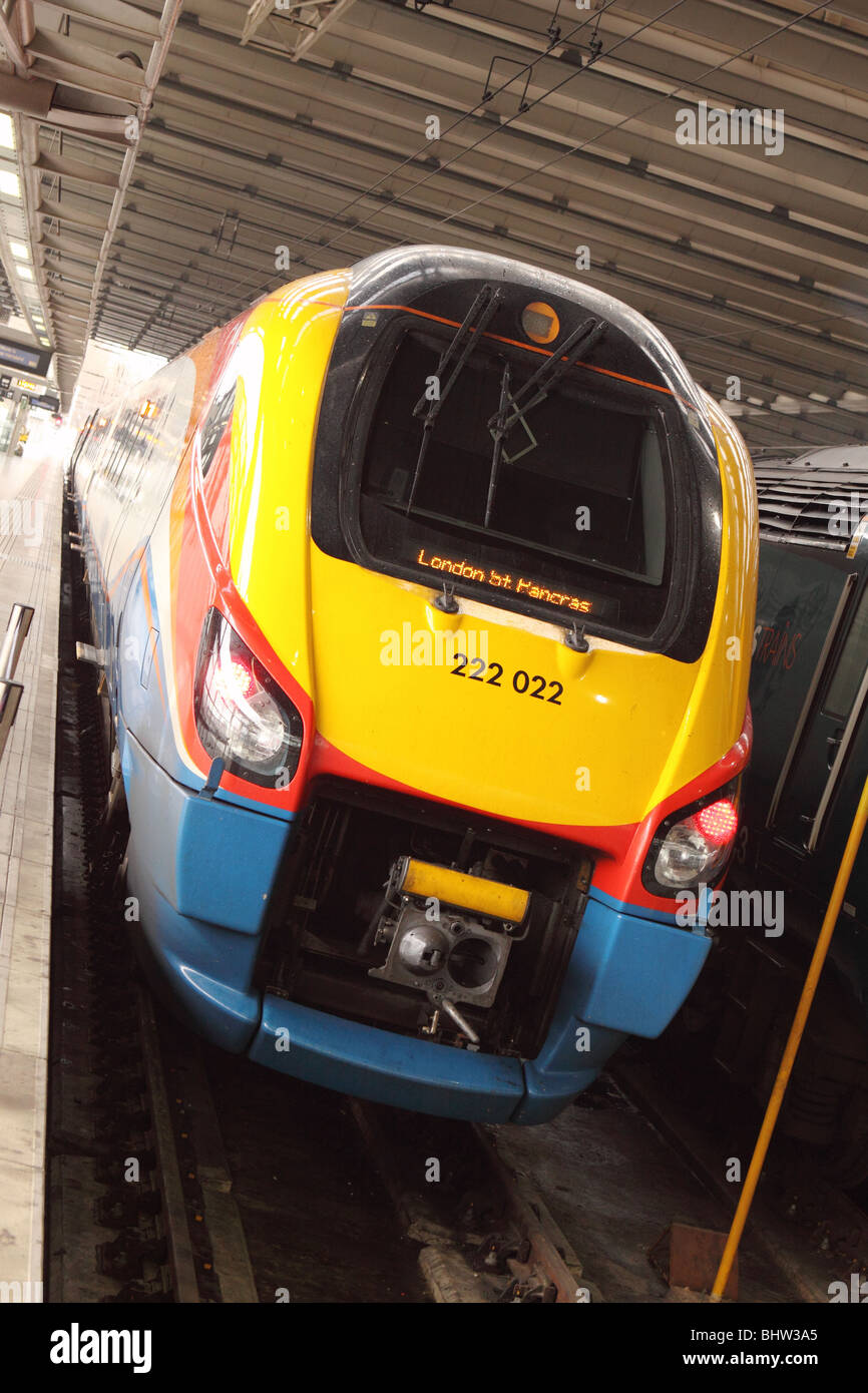 East Midlands Züge Klasse 222 Meridian Zug Lok am Bahnhof London St. Pancras im Feb 2010 Stockfoto
