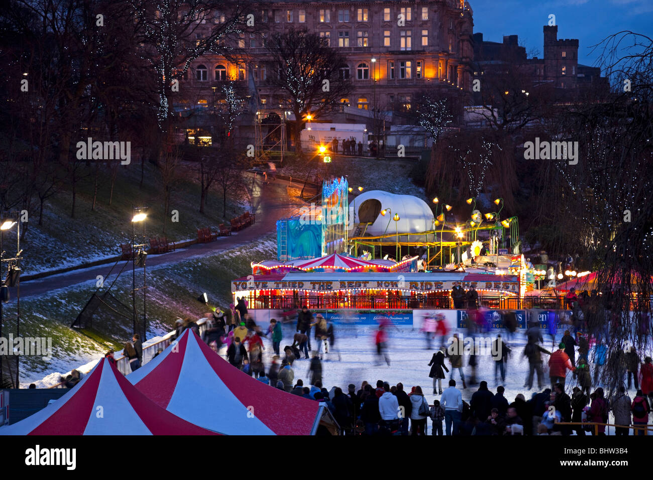 Weihnachten-Eisbahn mit Kirmes, Edinburgh, Princes Street Gärten, Schottland, Großbritannien, Europa Stockfoto
