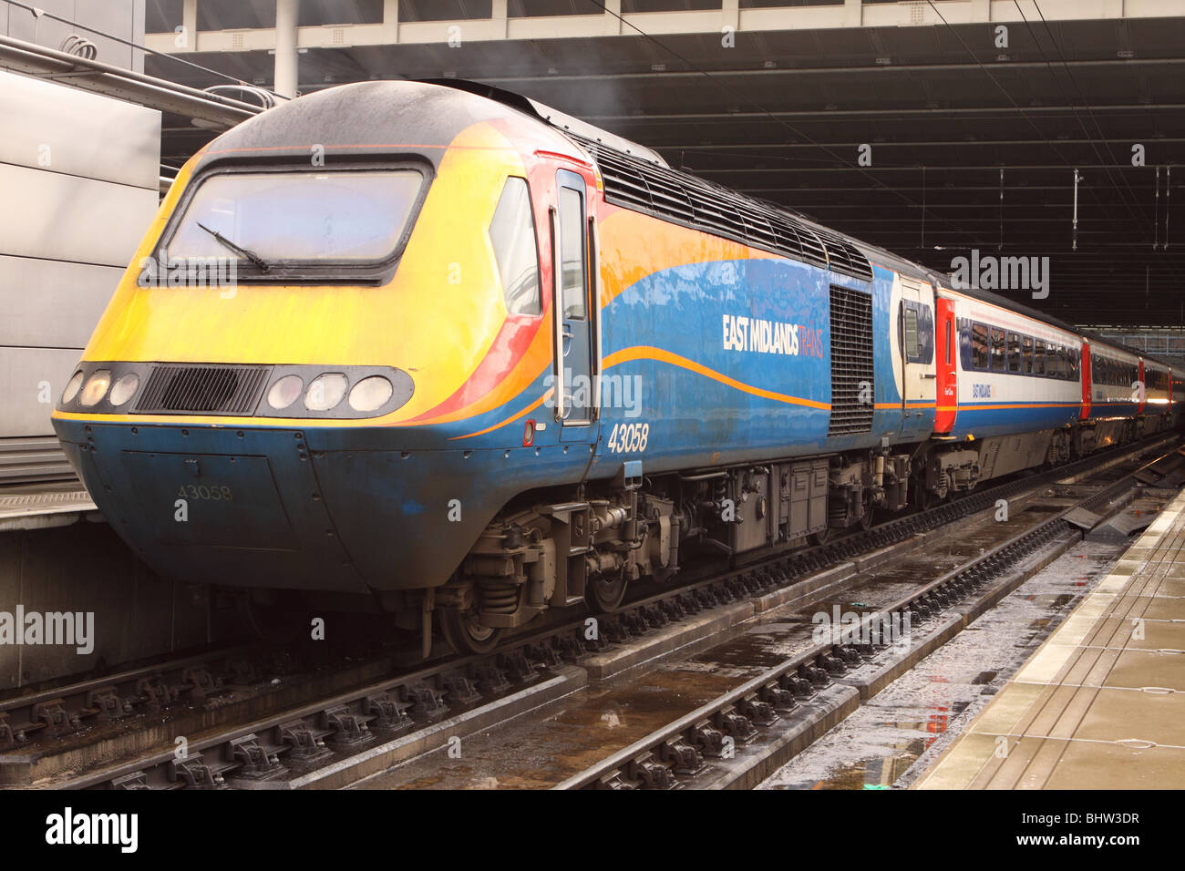 East Midlands Züge Klasse 43 High Speed Train Lok am Bahnhof London St. Pancras im Feb 2010 Stockfoto
