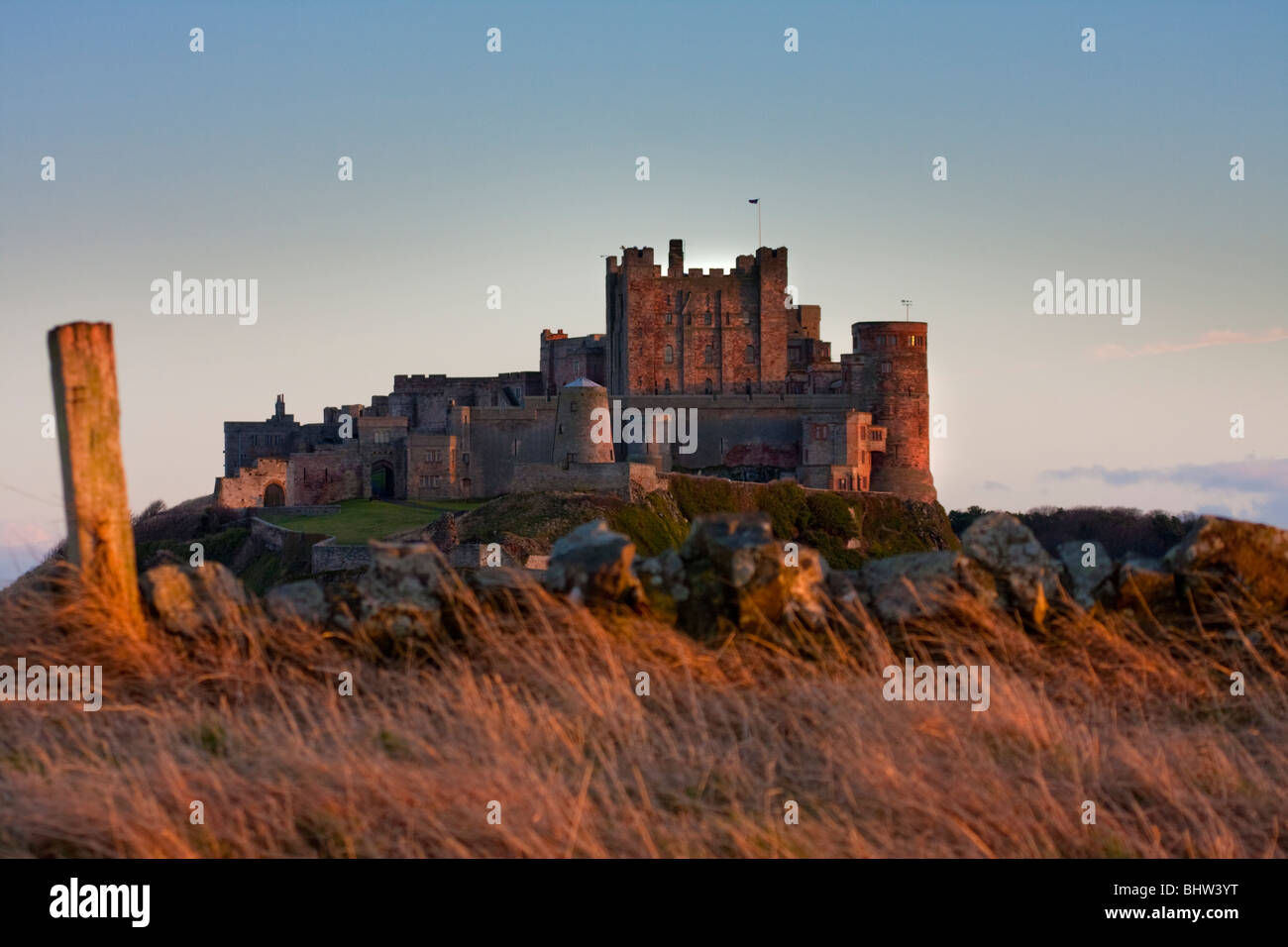 Bamburgh Castle in der Abendsonne Northumberland, England Stockfoto