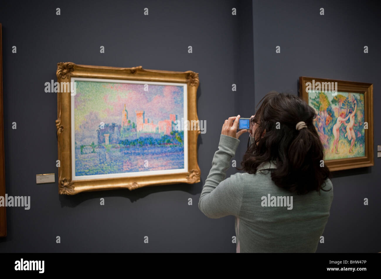 Paris, Frankreich - Frau, die Fotos von französischen Post-Impressionisten macht, im Museum von Orsay, Musee d'orsay, Galerie für Teenager-Gemälde, Kunst, TEENAGER MIT KAMERA Stockfoto