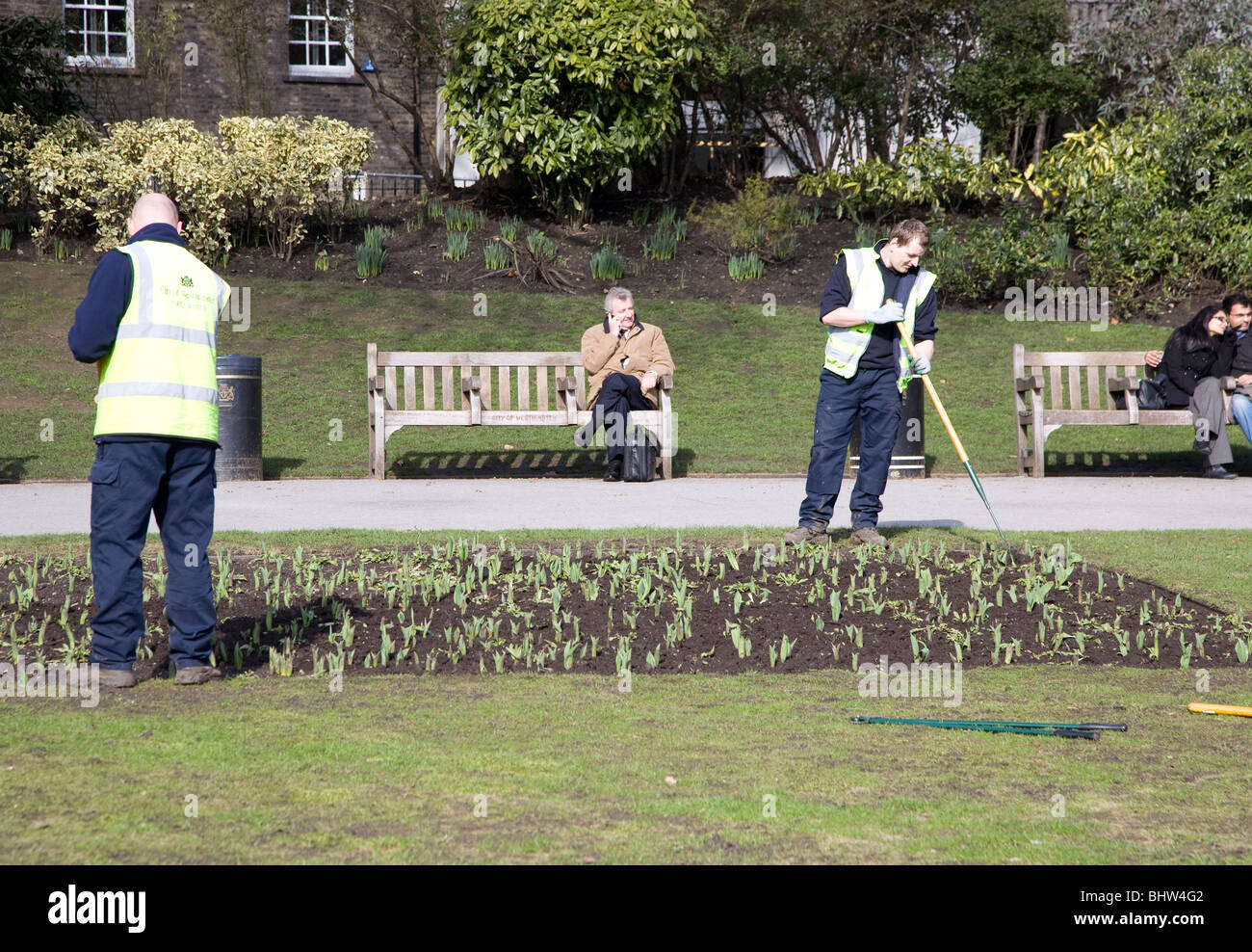 Gärtner arbeiten im Londoner park Stockfoto