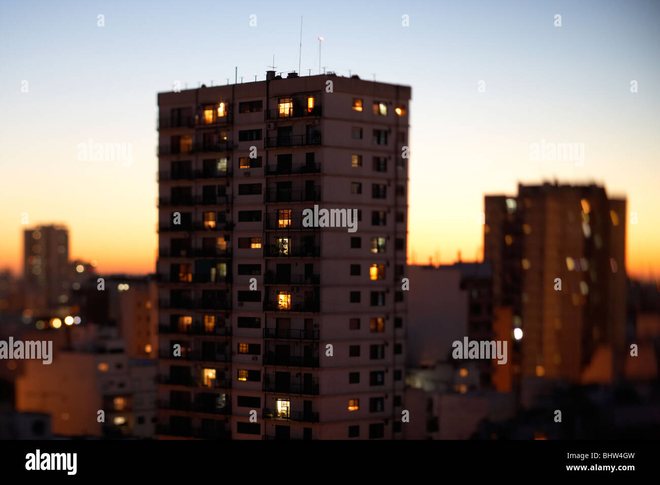 Hochhaus-Wohnung in den Abend Buenos Aires Argentinien mit Tilt Shift Objektiv selektiven Fokus genommen Stockfoto