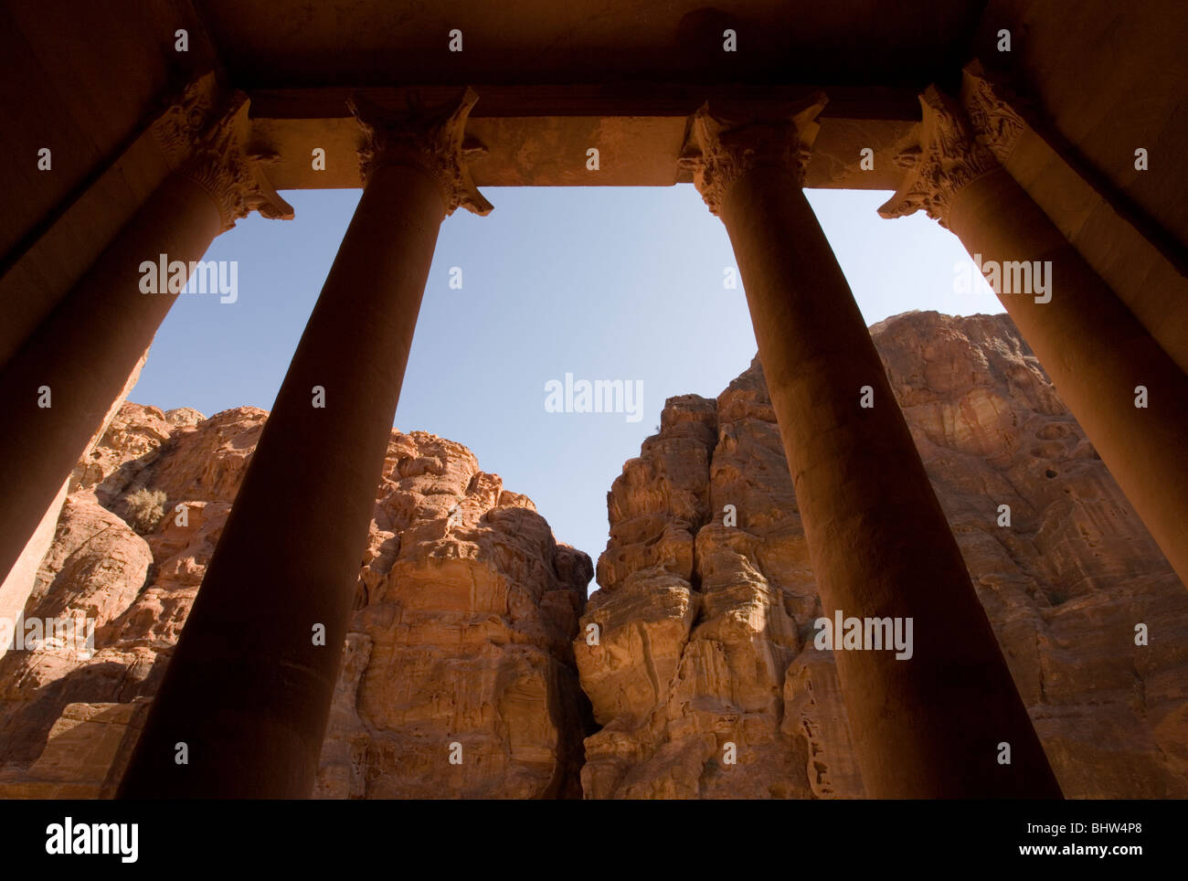 Blick auf Spalten in der Schatzkammer oder Al Khaznah mit Blick auf die Al Siq-Schlucht in der antiken Stadt Petra, Jordanien. Stockfoto