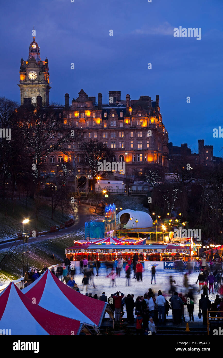 Weihnachten-Eisbahn mit Kirmes, Edinburgh, Princes Street Gärten, Schottland, Großbritannien, Europa Stockfoto