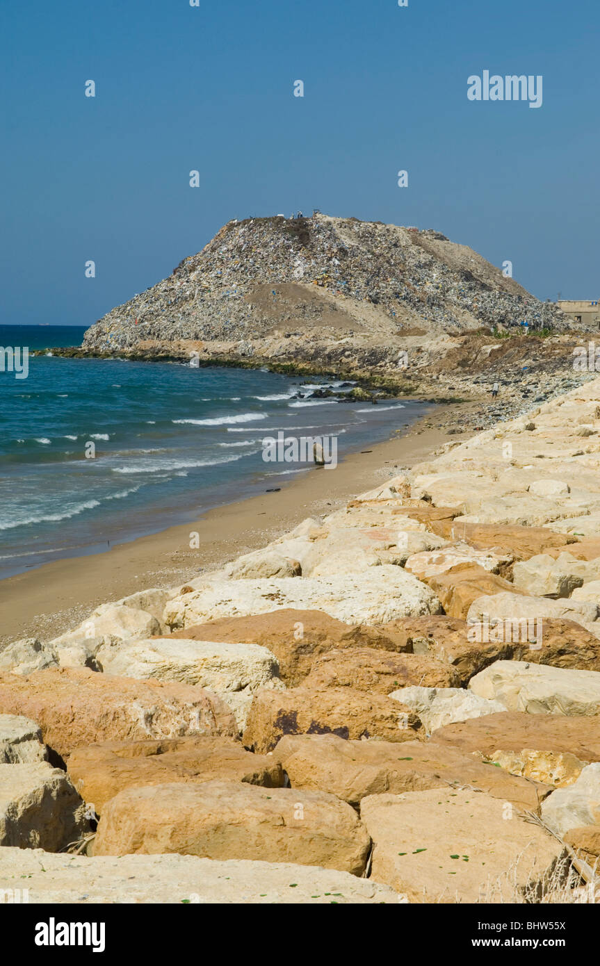 Berg von Müll abgeladen am Ufer des Meeres durch das Mittelmeer Saida-Libanon Stockfoto