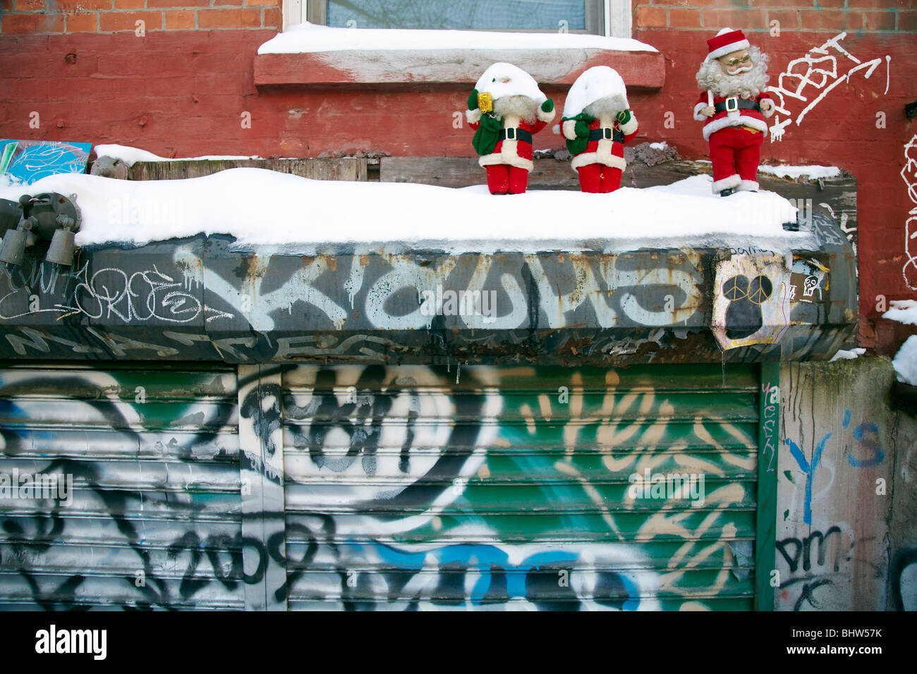 Weihnachtsmann-Statue auf Graffiti shop Stockfoto