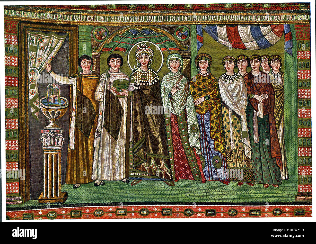 Fliesen-Mosaik in San Vitale in Ravenna zeigt Theodora (Dritter von links), Ehefrau des byzantinischen Kaisers Justinian und Begleiter. Stockfoto