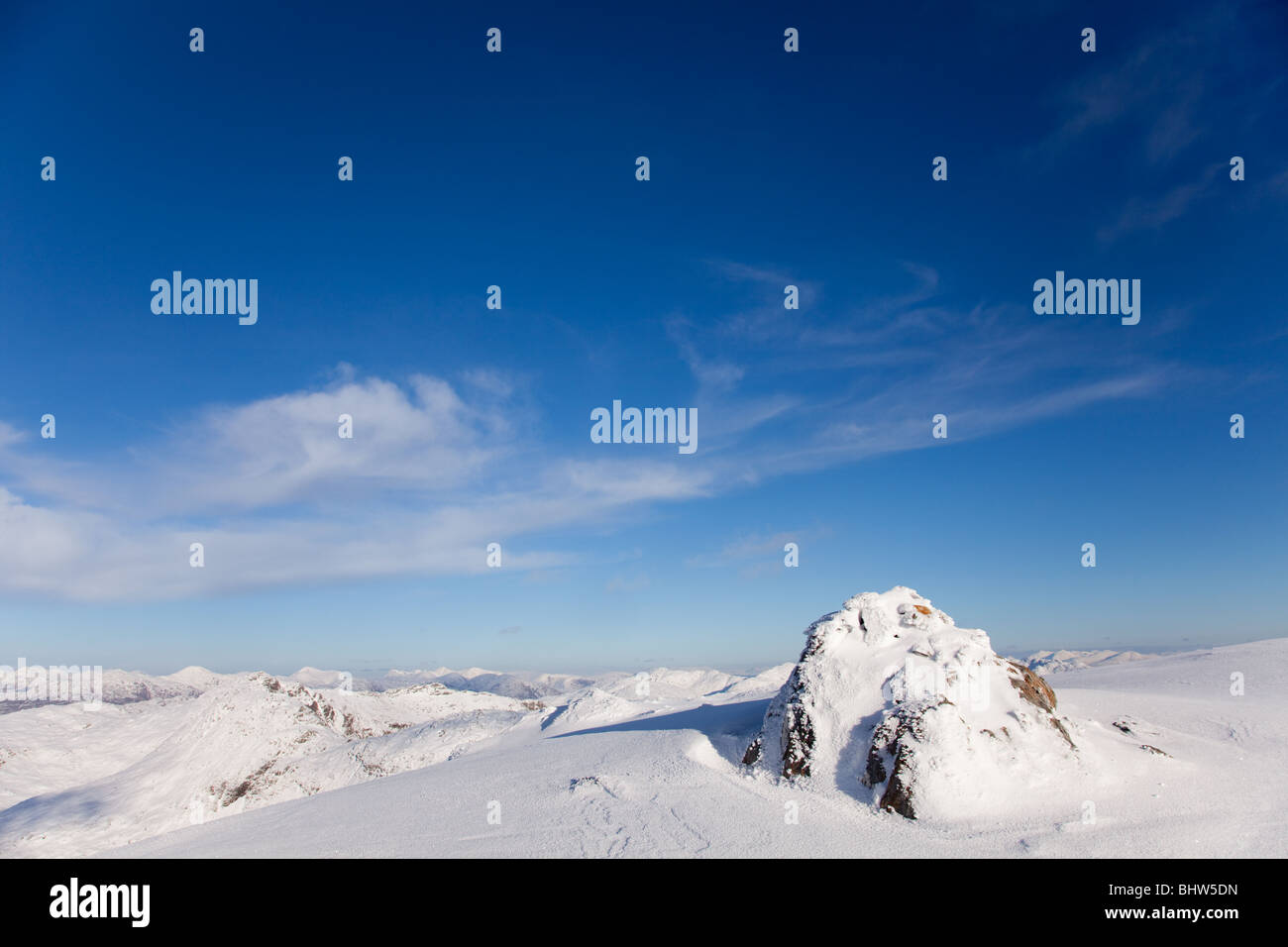 Eine Stac, Rois Bheinn & Sgurr Na Ba Glaise sind 3 Corbet von Lochailort in der NW Highlands.Summit Cairn der Sgurr Na Ba Glaise Stockfoto