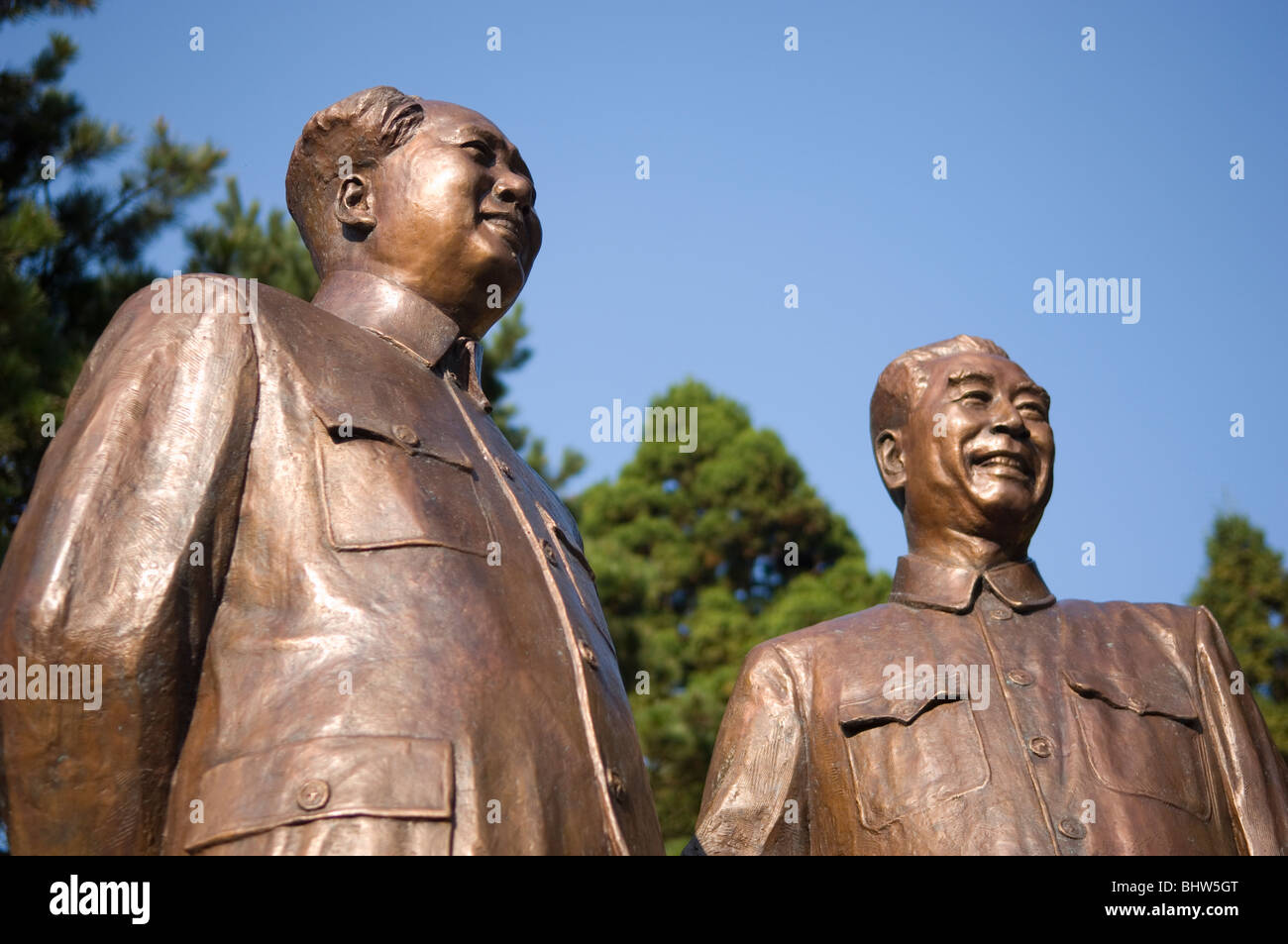 Bronze-Statue von Mao Zedong und Zhou Enlai in der Nähe der Lushan-Museums. Lu Shan, Jiangxi, China. Stockfoto