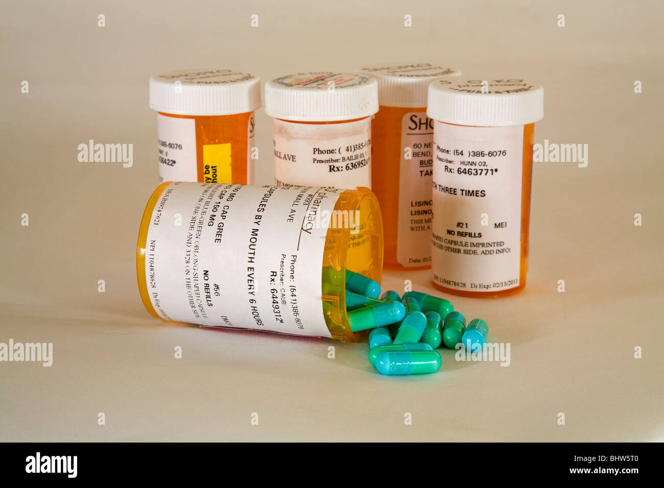 Ampullen und Flaschen von verschreibungspflichtigen Medikamenten aus Ärzten und Ärzten Stockfoto