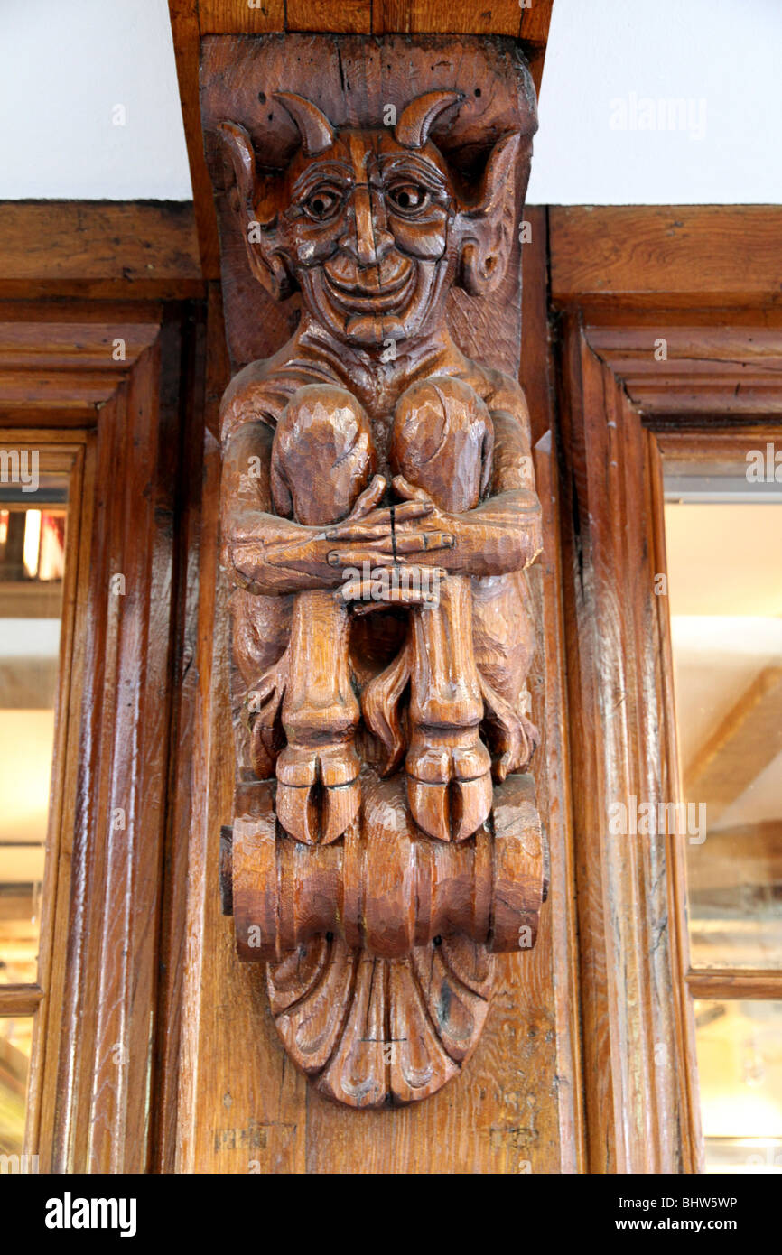 Geschnitzte hölzerne Wasserspeier montiert unter einem Gebäude in Mercery Street, Canterbury, UK. Dieses Schnitzwerk ist eine von mehreren ähnlichen Produkten. Stockfoto