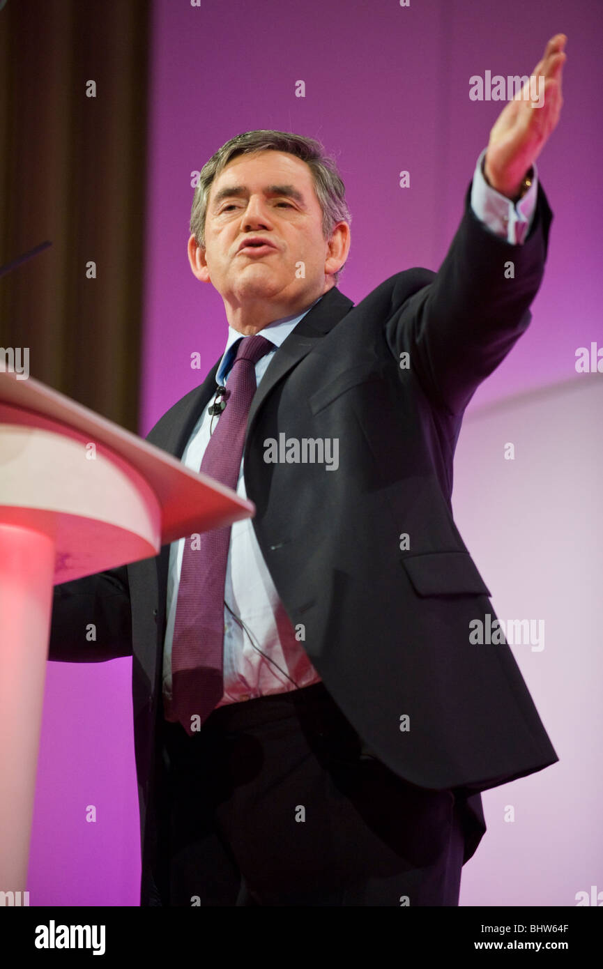 Premierminister Gordon Brown im Bild bei der Bewältigung der Welsh Labour Party Conference 2010 in Swansea in Wales Großbritannien Stockfoto