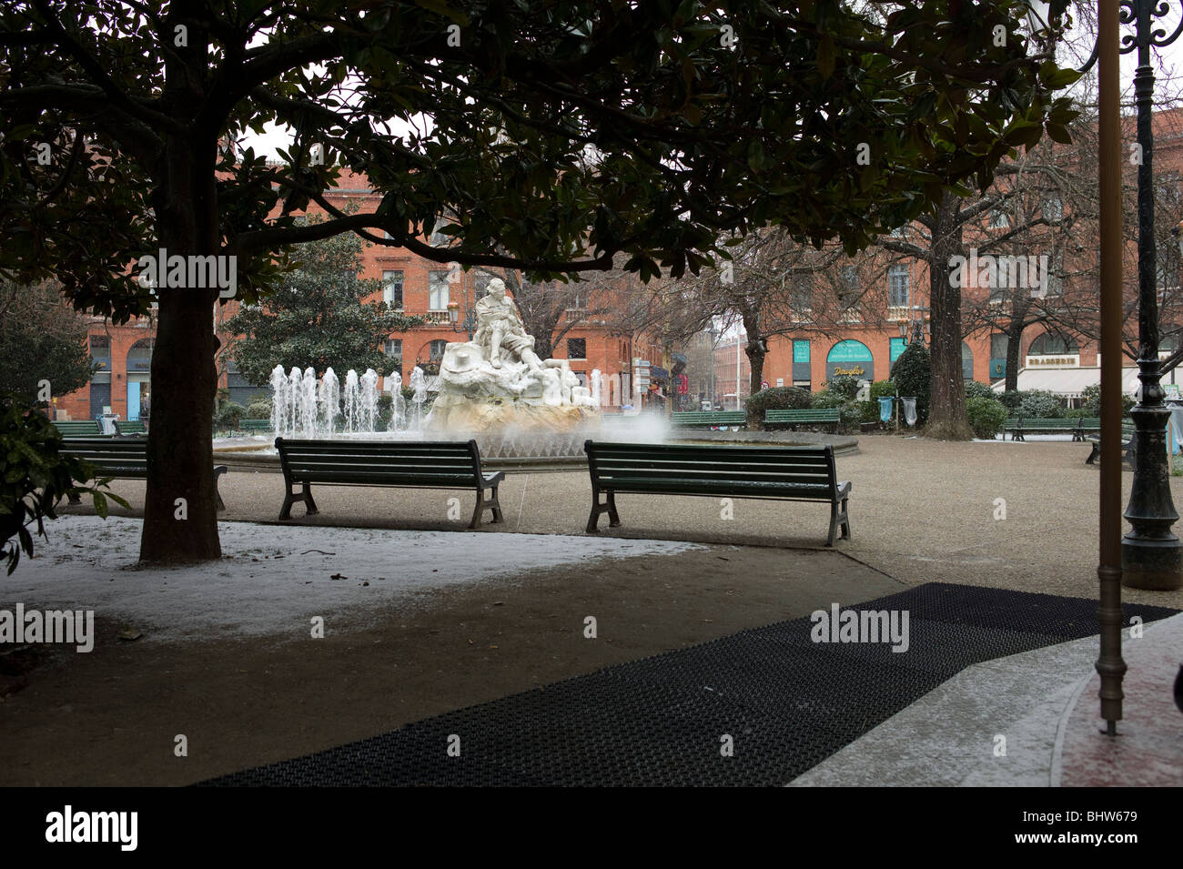 Springbrunnen und Statue des okzitanischen Dichter Pierre Godolin im Park zu ihm in Toulouse Haute Garonne, Royal, Frankreich im Winter Schnee gewidmet Stockfoto