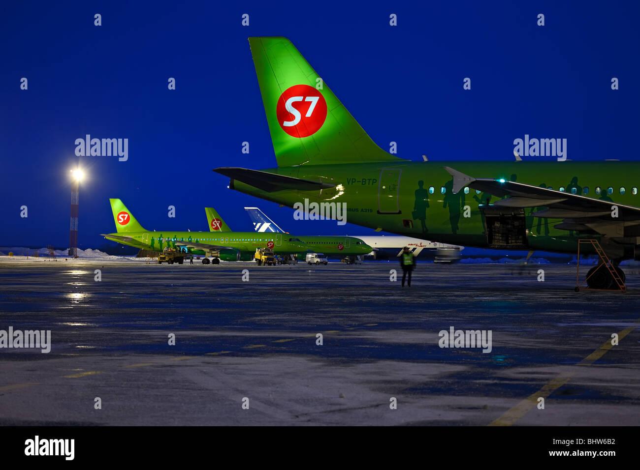 Nacht-Flughafen. S7-Flugzeuge auf dem Flugplatz. «Tolmachevo», Novosibirsk, Russland. Stockfoto