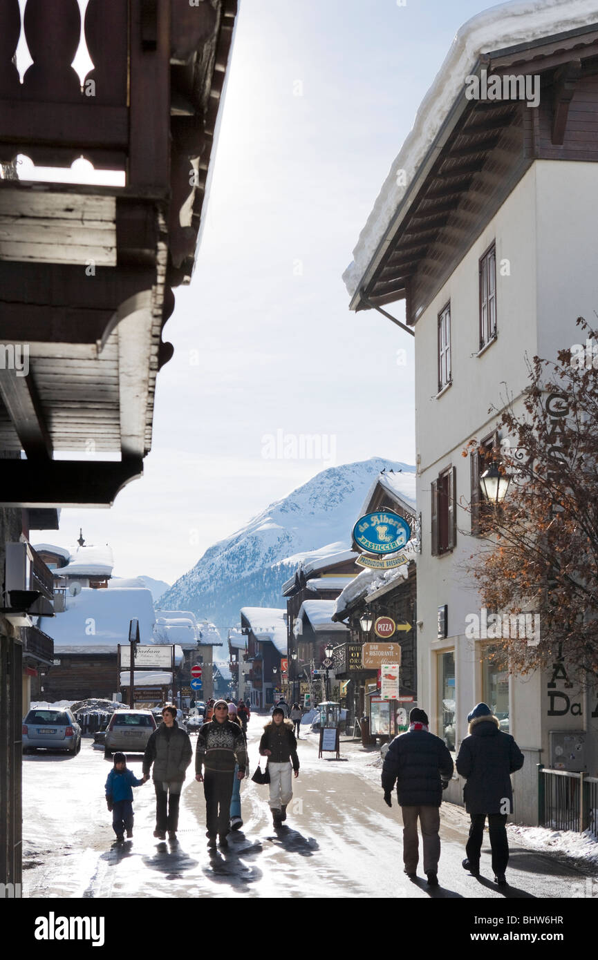 Straße im Zentrum des Resorts von Livigno, Lombardei, Italien Stockfoto