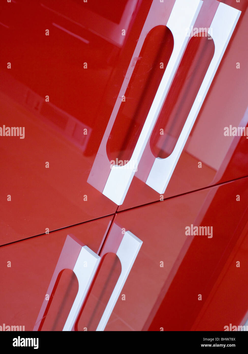 Nahaufnahme von rot lackiert Küchenschrank mit Stahl Griffe Stockfoto