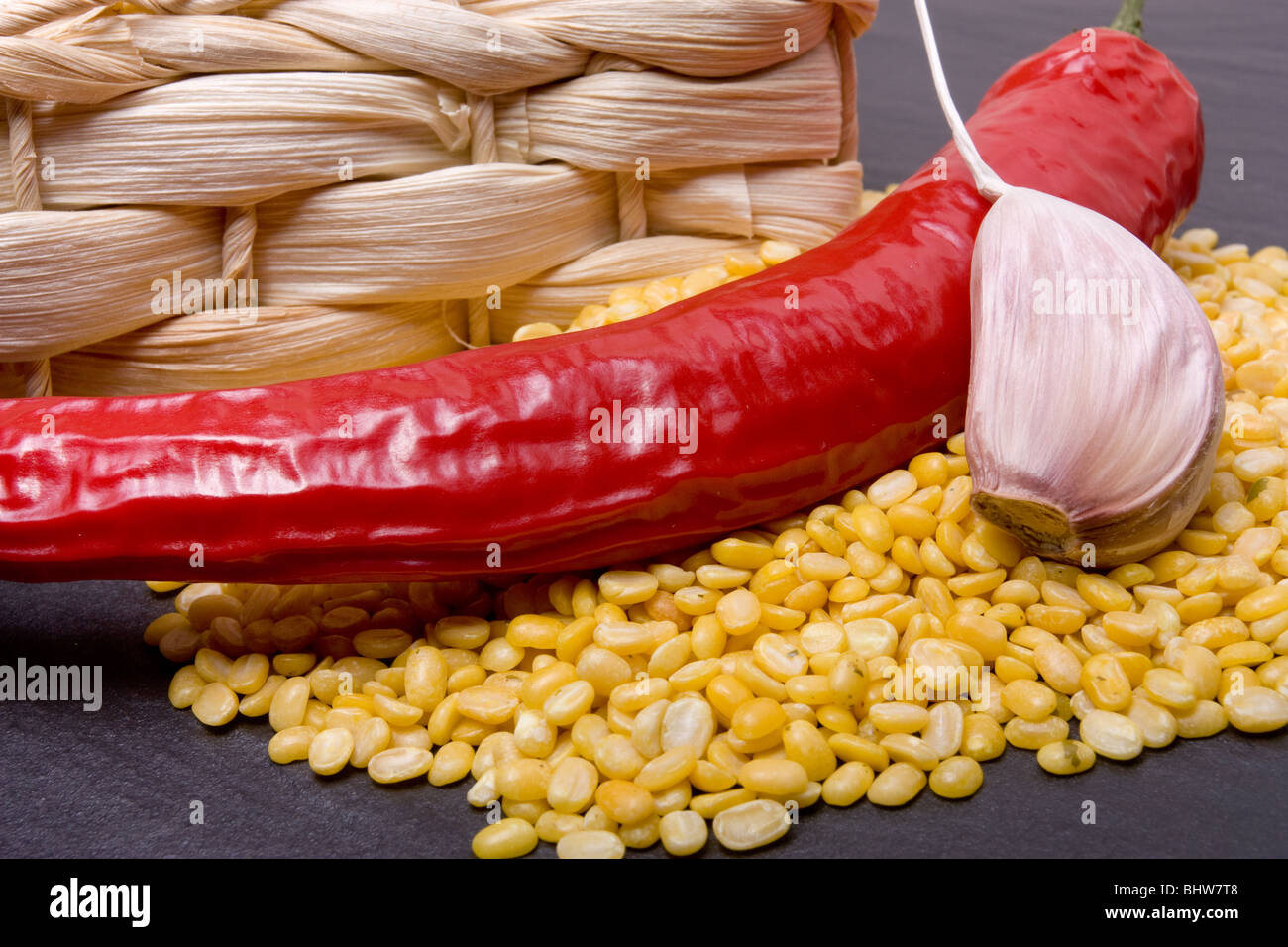 Würzige Linsensuppe curry Zutaten aus gelben Linsen, rote Chili und Knoblauch auf dunklem Schiefer. Stockfoto