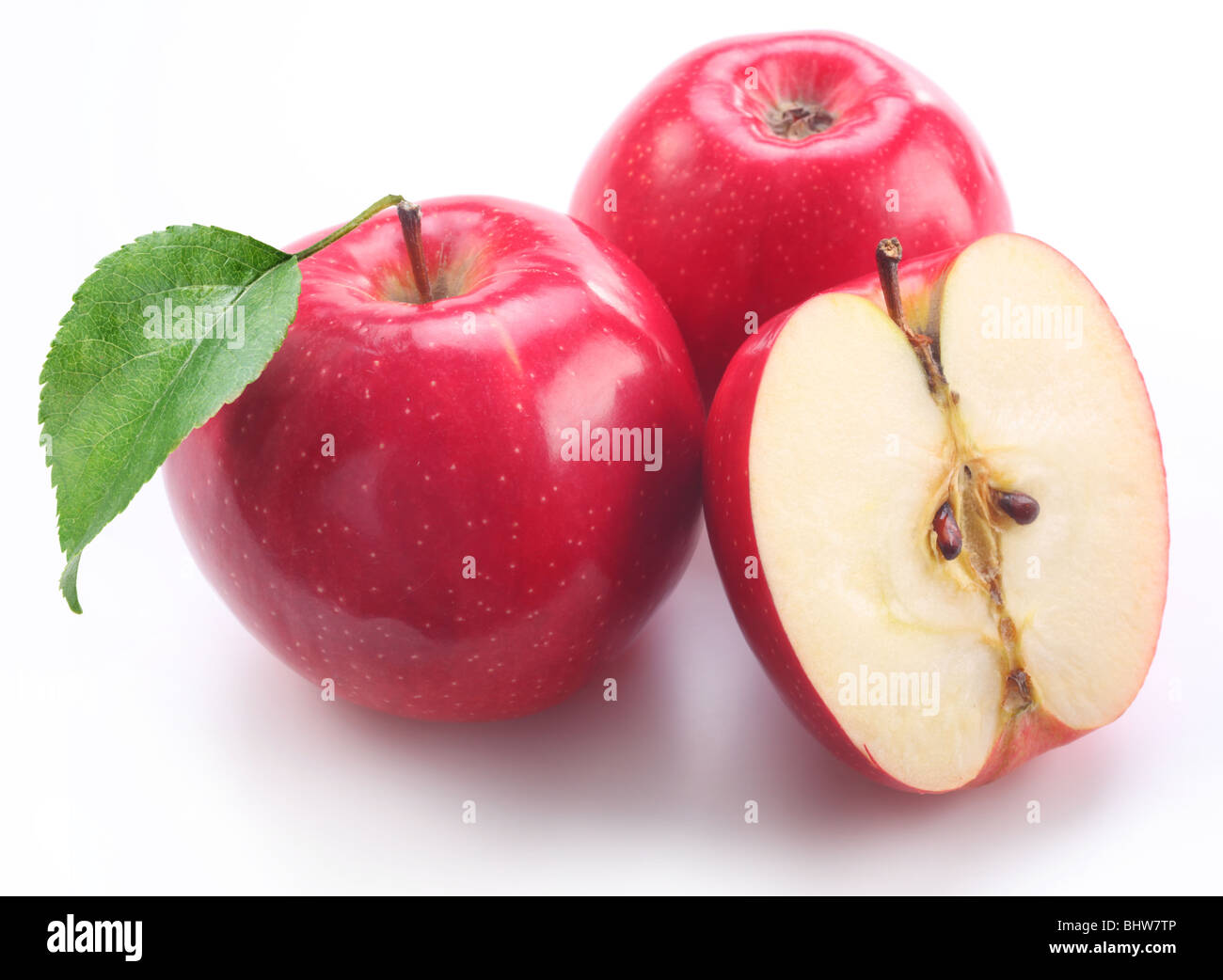 Roter Apfel mit Blatt auf weißem Hintergrund Stockfoto