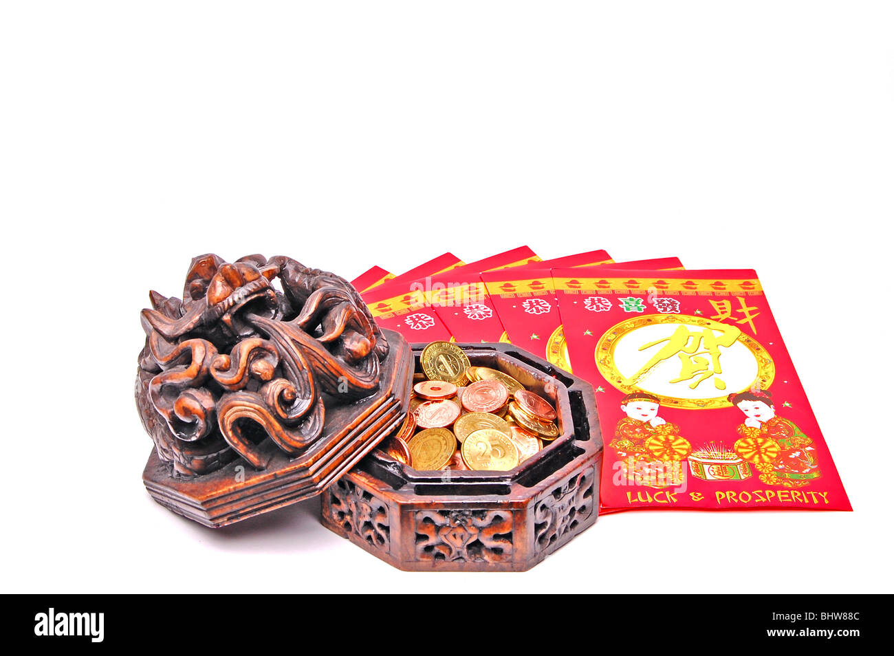fächerförmigen chinesische Glück Geld Umschläge mit Keramikgefäß voller Münzen auf weiß Stockfoto