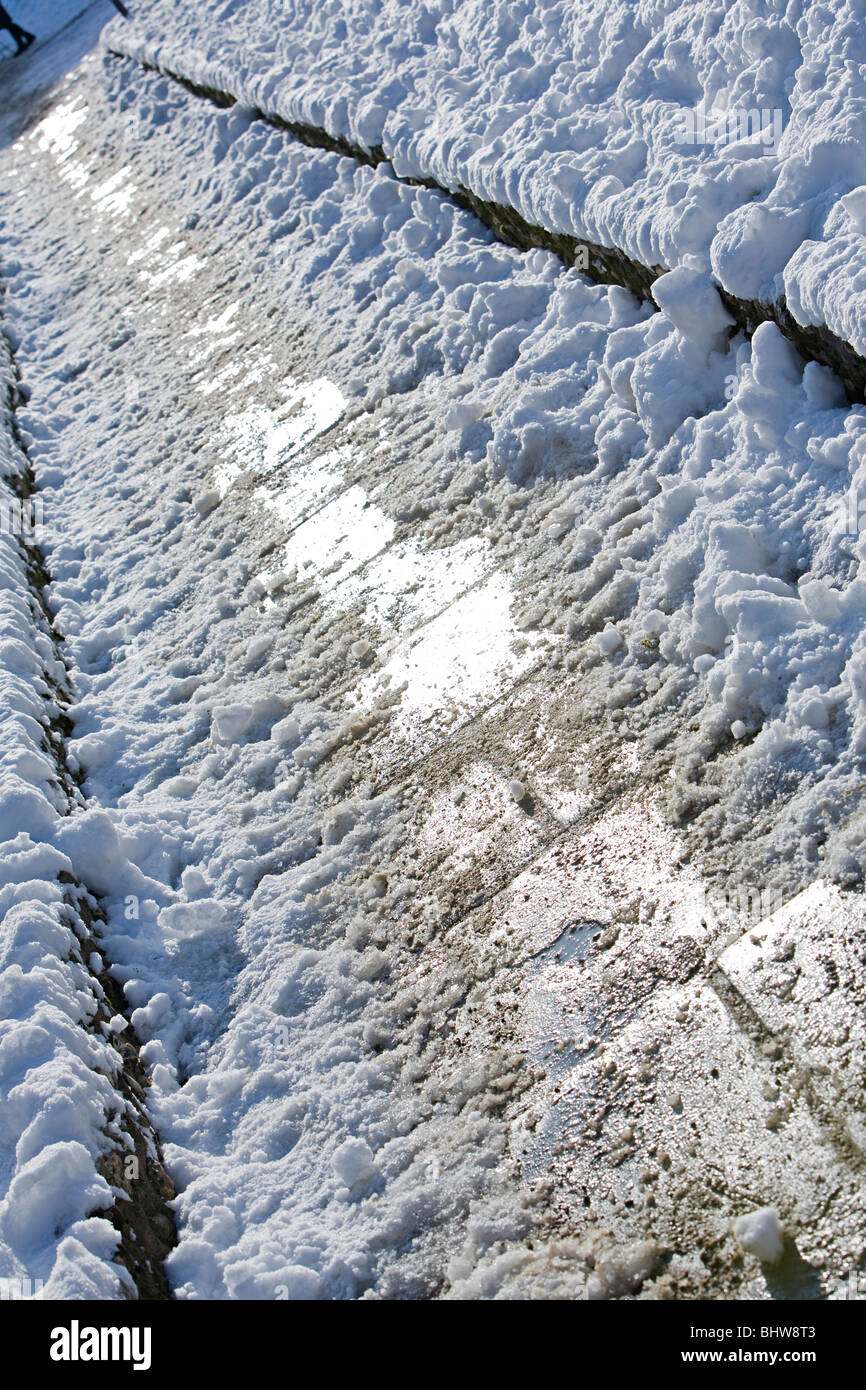 Schnee und Eis auf einem halb Weg geräumt Stockfoto