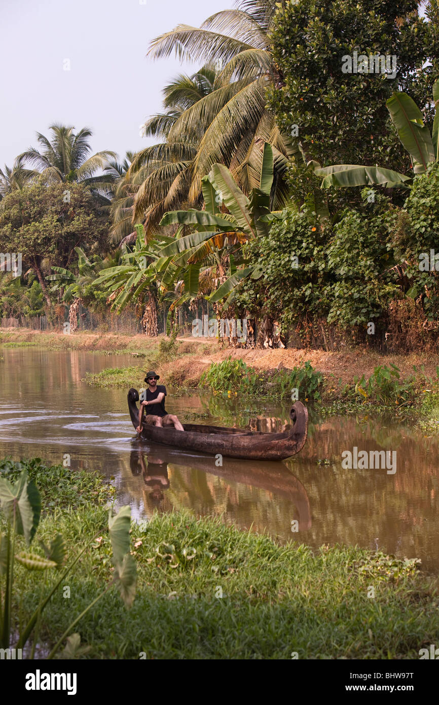 Indien, Kerala, Alappuzha, Chennamkary, westliche Besucher paddeln hölzernes Kanu durch die backwaters Stockfoto