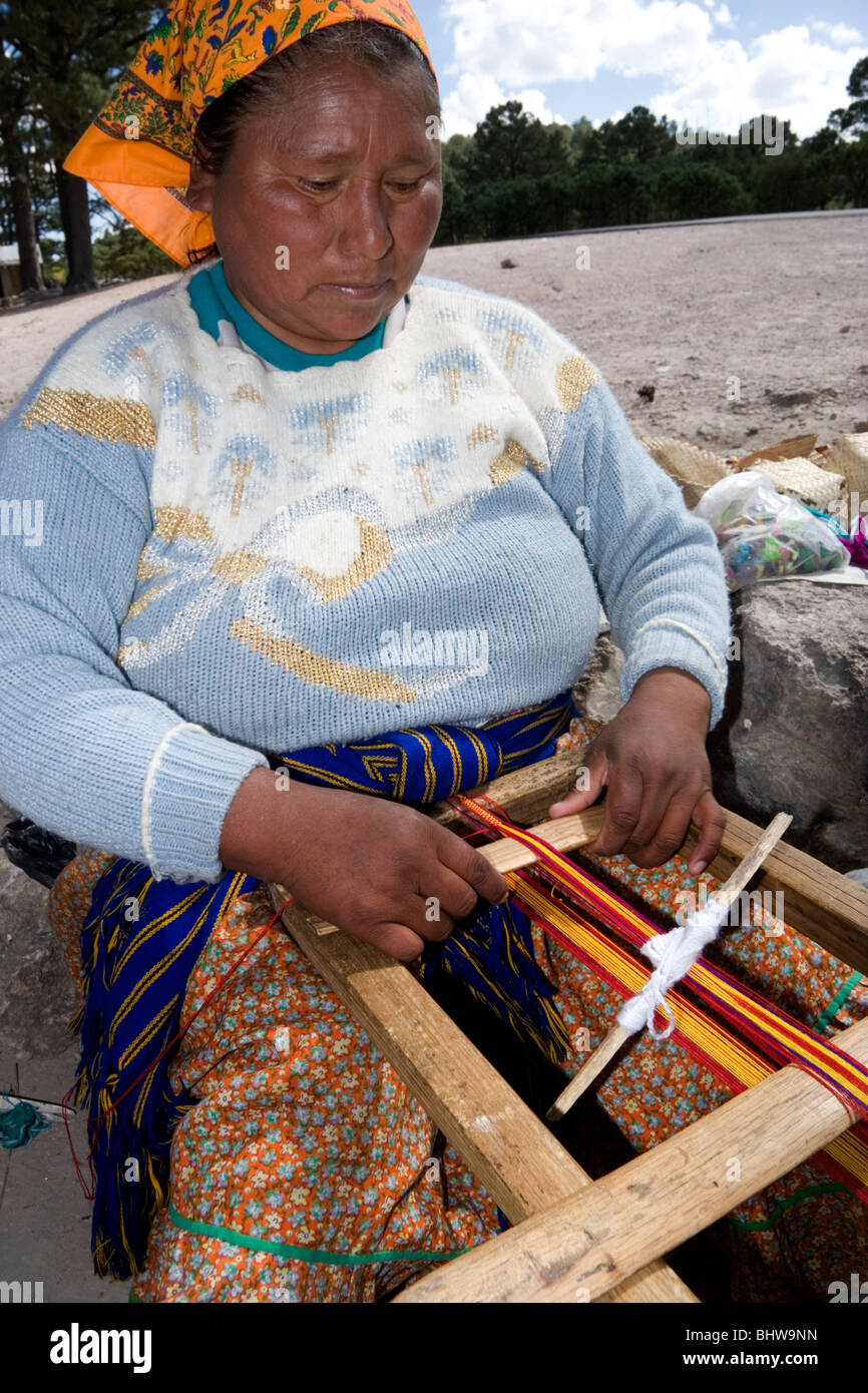 Tarahumara Frau webt Baumwolle in Copper Canyon, Staat Chihuahua, Mexiko. Stockfoto