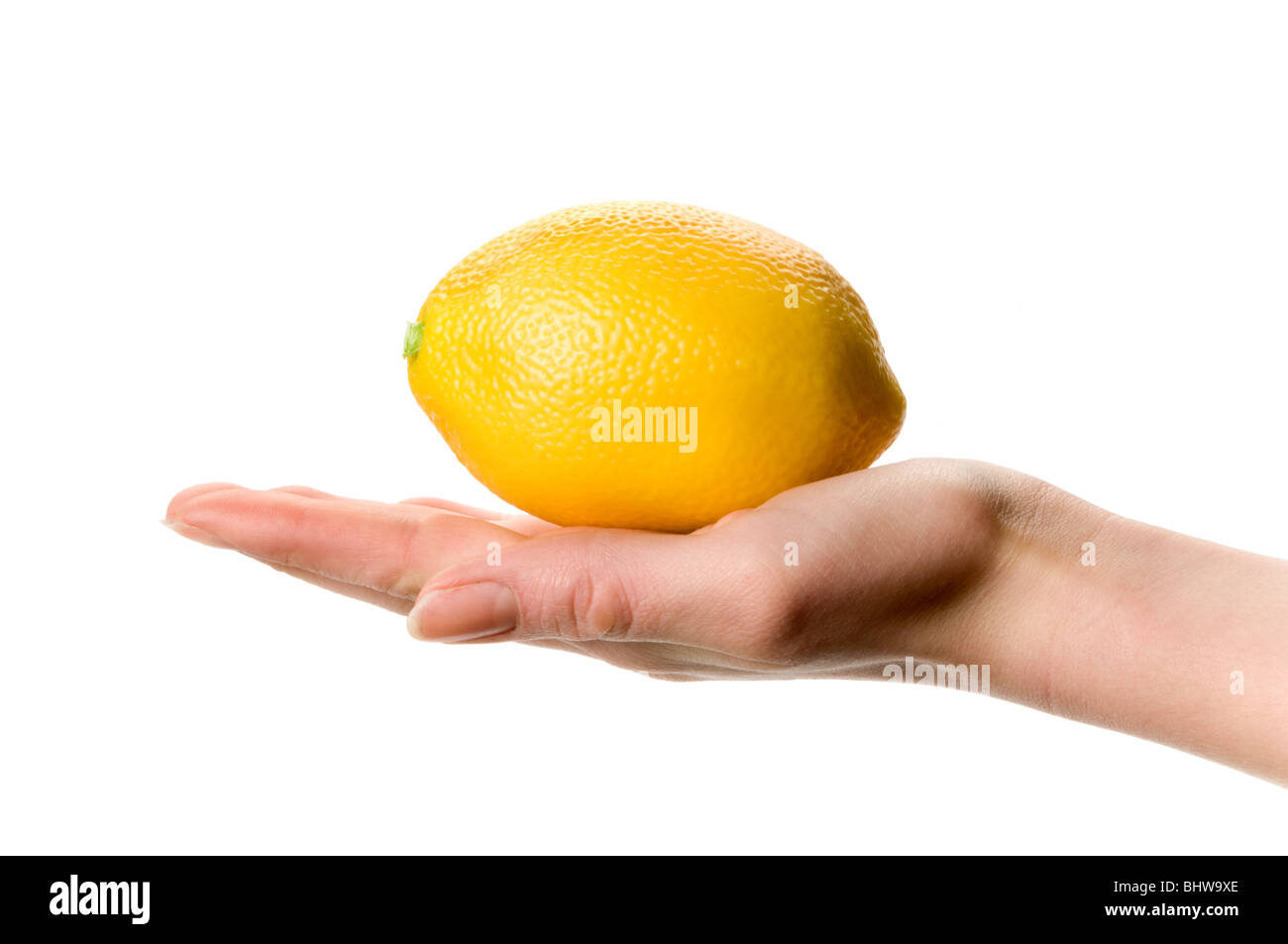 Hand mit Zitrone Stockfoto