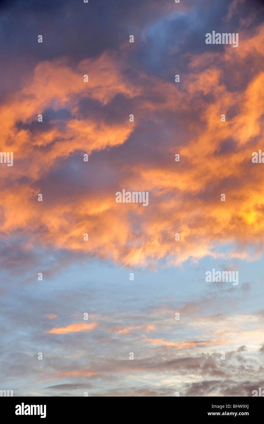 Sonnenaufgang Wolken über Wilsonville, OR. Stockfoto